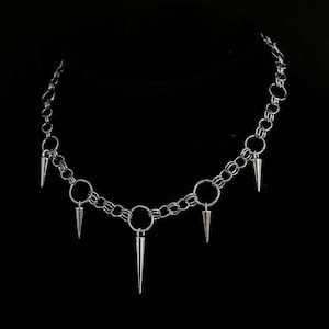 Gargantilla con anillos de cota de malla, metal plateado con dijes de púas de estilo gótico grunge, collar hecho a mano