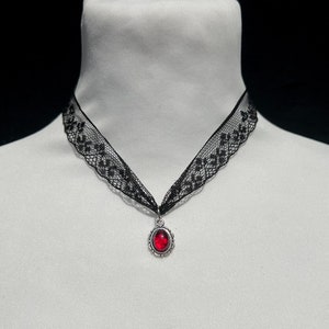 Collar gargantilla de encaje negro con medallón rojo granate y plata de estilo victoriano y gótico, collar hecho a mano