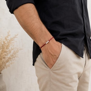 Pulsera minimalista de plata de ley con cordón rojo y cordón ajustable de la suerte.