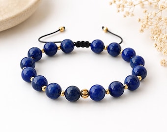 Pulseira artesanal com contas de lápis-lazúli, detalhes em ouro 14K, joia com pedra preciosa natural.