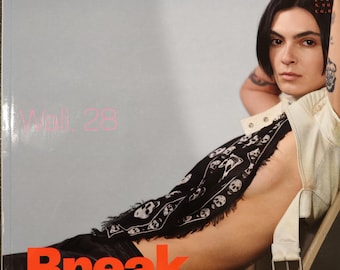 Revista Vogue Italia Diciembre 2025. Portada Wali / La revista es nueva