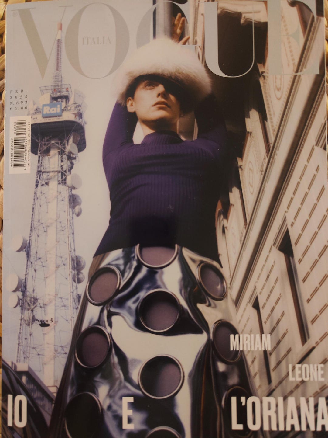 VOGUE誌イタリア2025年2月号。表紙はミリアム・レオーネ。雑誌は新しい