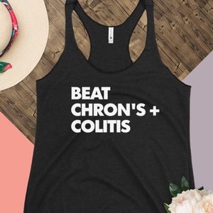 Op de afbeelding: Een zwart tanktop met de tekst "BEAT CHRON'S + COLITIS" in wit.