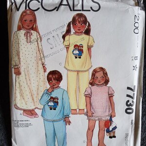 Puede incluir: Un patrón de costura para pijamas de niños. El patrón incluye cuatro estilos diferentes: un camisón de manga larga con cuello fruncido, un conjunto de top y pantalón de manga corta, un conjunto de top y pantalón de manga larga y un camisón de manga corta con cuello fruncido. El patrón es para las tallas Mediana.