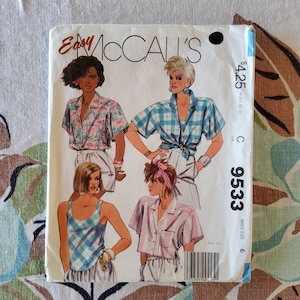 Pode incluir: Um envelope de padrão de costura vintage da McCall's com ilustrações de tops e calções femininos. O envelope tem o texto "Easy McCall's" e o número do padrão 9533. As ilustrações mostram vários estilos, incluindo camisas florais, xadrez e de cor sólida.
