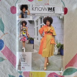 Peut inclure: Un patron de couture avec des images d'une femme portant deux robes différentes. Le paquet porte le texte "KNOWME by Mimi G" et "SIZE W3 (30W-32W-34W-36W-38W)". Le paquet contient un code QR et le texte "KEECHII B STYLE".