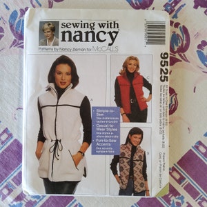 Puede incluir: Patrón de costura para un chaleco con diferentes estilos. El patrón incluye instrucciones para un chaleco fácil de coser, un estilo casual para usar y un chaleco divertido de coser con acentos. El patrón es para las tallas 8-22.