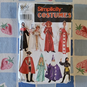 Puede incluir: Patrón de costura Simplicity Costumes número 5930 para hacer disfraces de niños. El patrón incluye instrucciones para hacer un disfraz de diablo, ángel, bruja, pirata, mago, reina y ninja.