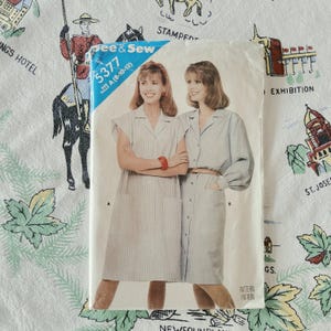 Puede incluir: Un sobre de patrón de costura See & Sew 5377 para la talla A (8-10-12). El frente muestra dos variaciones de un vestido con cuello: uno sin mangas con rayas verticales y bolsillos de parche, y otro con mangas largas, botones y un cinturón fino.