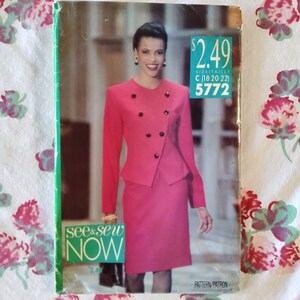 Op de afbeelding: Een roze dubbelrijig blazer en rok pak naaipatroon. Het patroon is voor maten C (18-20-22) en het patroonnummer is 5772. Het patroon is van het merk see & sew now.