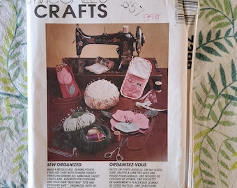 Patrón de costura McCalls Crafts 7399 completo, sin cortar, plegado de fábrica, estilo vintage de los 90. Accesorios para sala de costura. ¡Excelentes ideas para regalos!