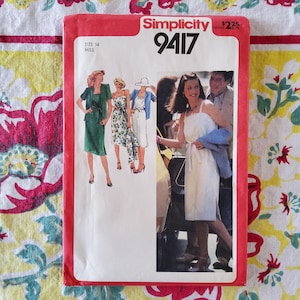 Könnte beinhalten: Simplicity 9417 Schnittmuster mit Abbildungen von Kleidern und Jacken. Der rote Umschlag hat weißen Text und Bilder. Größe 14 Miss.