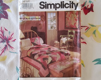 Simplicity 7847 complete ongesneden fabrieksvouwen vintage 1992 jaren 90 naaipatroon Leslie Levison Home slaapkamer decor gewatteerd beddengoed en meer