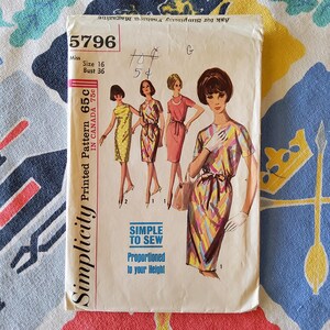 Simplicity 5796 Compleet ongesneden naaipatroon met fabrieksvouwen uit de jaren 60 voor een eenvoudige jurk, kort of mouwloos, met riem, tot onder de knie, maat 16, buste 36