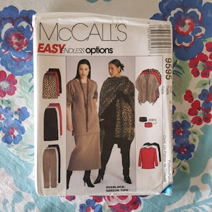 Könnte beinhalten: McCall's Easy Endless Options Schnittmuster für eine Tunika und einen Rock. Das Schnittmuster beinhaltet verschiedene Optionen für den Rock, darunter einen Leopardenmuster, einen einfarbigen schwarzen Rock und einen einfarbigen braunen Rock. Das Schnittmuster beinhaltet auch verschiedene Optionen für die Tunika, darunter eine einfarbige braune Tunika und eine Tunika mit Leopardenmuster. Das Schnittmuster ist für Größe J.