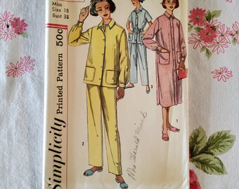 Simplicité 2242 Plis d'usine complets non coupés ou Comp de coupe. Vintage des années 50 Patron de couture Menswear Style Pyjamas Robes pour dames Multiple Sz