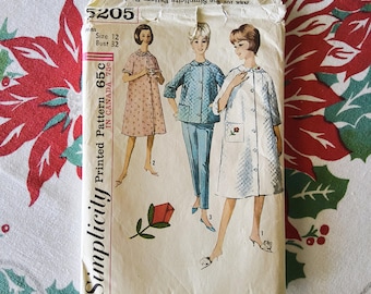 Simplicity 5205 Completo tagliato o non tagliato FF VNTG anni '60 Modello di cucito Vestaglie trapuntate Giacca da letto Pantaloni da salotto Happy Housewife MCM Taglie multiple