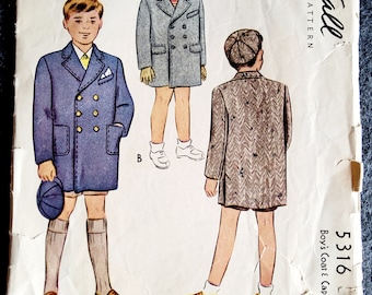 Puede incluir: Patrón de costura vintage de McCall's para un abrigo y una gorra para niño. El patrón es para la talla 3, y el número de patrón es 5316. El patrón muestra a tres niños diferentes usando el abrigo y la gorra.