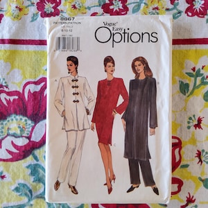 Op de afbeelding: Een Vogue Easy Options naaipatroon, met illustraties van drie verschillende outfits: een wit pak, een rode jurk en een zwarte jas met bijpassende broek. Het patroonnummer is 8867, en de maat is 8-12.