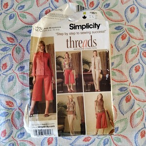 以下が含まれることがあります： Simplicity Threads マガジンパターンで、キュロットを縫うことができます。このパターンには、赤色のキュロットが3つの異なるスタイルで含まれています。このパターンは、サイズ6〜14です。