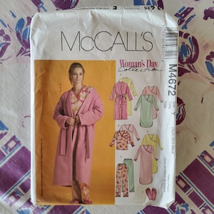 Könnte beinhalten: McCall's M4672 Nähmuster aus der Woman's Day Collection für einen Morgenmantel, einen Pyjama und Hausschuhe. Das Muster enthält Anweisungen für die Größen XS, S und M.