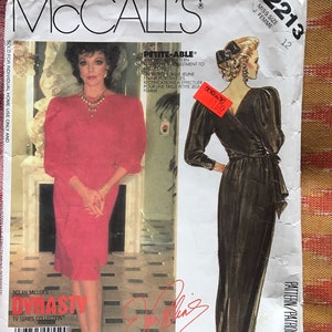 Könnte beinhalten: Ein Schnittmuster für ein Kleid mit Wickel-Oberteil und langem Rock. Das Schnittmuster ist von McCall's und in Größe 12. Das Schnittmuster heißt "Petite-Able" und ist für Damen. Das Schnittmuster ist für ein Kleid mit Wickel-Oberteil und langem Rock. Das Schnittmuster ist von McCall's und in Größe 12. Das Schnittmuster heißt "Petite-Able" und ist für Damen.