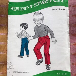 Può includere: Modello Sew-Knit-N-Stretch #338 per pantaloni da ragazzo. Il modello include istruzioni per realizzare due paia di pantaloni, uno blu e uno rosso. Il modello è stato progettato da Kerstin Martensson ed è disponibile per le età 2-4-6.