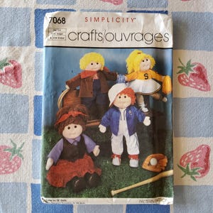May include: Simplicity crafts/ouvrages pattern for 45.7 cm dolls. The pattern features four doll designs, including a cheerleader, a baseball player, and two other dolls in various outfits. The pattern cover has the number 7068.