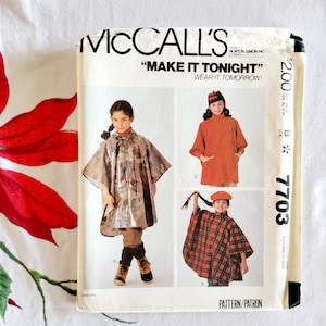 Op de afbeelding: Een naaipatroon voor het maken van een poncho. Het patroon bevat drie verschillende stijlen: een camouflageponcho, een rode poncho en een geruite poncho. Het patroon heet "Make It Tonight! Wear It Tomorrow!" en is voor maten B 7703.