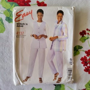 Puede incluir: Un sobre de patrón de costura para un traje de pantalón para mujer. El patrón es para las tallas 8-10-12-14. El sobre muestra una modelo usando un traje de pantalón morado claro con un chaleco y una chaqueta. El número del patrón es 4137.