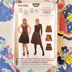 Puede incluir: Un letrero de madera hecho a mano con la palabra "Welcome" en una fuente juguetona. El letrero presenta un fondo blanco desgastado y un marco marrón oscuro, perfecto para una puerta principal o entrada.