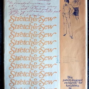 Puede incluir: Un patrón de costura vintage para pantalones y pantalones cortos, con una figura femenina con una camisa azul claro y una falda a cuadros. El patrón se titula "Stretch & Sew" e incluye el texto "This pattern designed exclusively for knit fabrics by Ann Person".