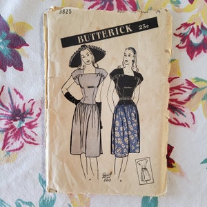 Może przedstawiać: Wzorzec szycia vintage do sukienki, Butterick numer 3825, 25 centów. Wzór przedstawia dwie kobiety w sukienkach, jedna w jednolitym kolorze, a druga z kwiatowym nadrukiem. Wzór jest oznaczony jako "Szybko i łatwo".