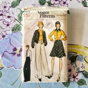 Könnte beinhalten: Vintage Vogue Schnittmusterumschlag mit Modeillustrationen. Die Designs umfassen ein gelbes Hemd, eine karierte Jacke und eine Hose mit weitem Bein. Der Umschlag trägt den Text "Vogue Patterns" und "$2.75 in Kanada."