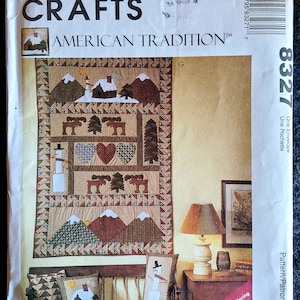 Op de afbeelding: McCall's Crafts American Tradition quiltpatroon, met een winterscène met bergen, bomen en sneeuwpoppen. Het patroon bevat instructies voor foundation paper piecing. Het patroonnummer is 8327.