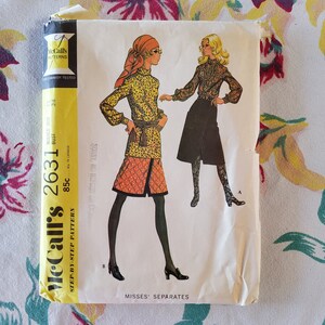 Może przedstawiać: Wzorzec szycia vintage McCall's dla pań, z instrukcją krok po kroku. Numer wzorca to 2631, a rozmiar to 12, biust 34. Wzorzec jest na spódnicę i bluzkę.