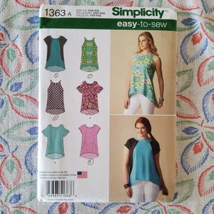 Puede incluir: Un patrón de costura para blusas con diferentes estilos, incluyendo una blusa sin mangas con cuello alto, una blusa de manga corta con escote redondo y una blusa de manga corta con escote redondo. El patrón es para las tallas XXS-XXL e incluye instrucciones para hacer las blusas.