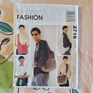 Può includere: Un cartamodello per cucire diversi stili di borse. Il cartamodello include istruzioni per una borsa a tracolla, uno zaino e una borsa a tracolla. Il cartamodello è di McCall's Fashion Accessories e ha il numero 2716.
