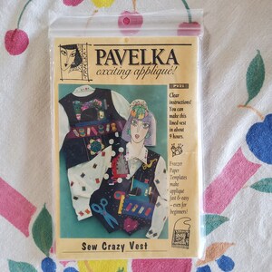 Puede incluir: Un patrón de costura para un chaleco con un diseño caprichoso que presenta a una mujer con una máquina de coser y otros artículos relacionados con la costura. El patrón se titula "Sew Crazy Vest" y forma parte de la colección Pavelka exciting appliqué! El patrón está etiquetado como PV21 e incluye instrucciones claras para hacer el chaleco en aproximadamente 9 horas.