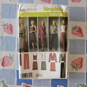 Może przedstawiać: Koperta z wykrojem krawieckim Simplicity 4885 dla rozmiarów 32-38 i 34-40. Przód przedstawia pięć zdjęć modelek w różnych strojach, w tym żakietach, spódnicach, spodniach i topach, wraz z rysunkami technicznymi poszczególnych elementów odzieży.