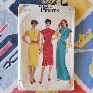 Op de afbeelding: Vintage Vogue naaipatroon nummer 7583, maat 10, voor een jurk met drie verschillende stijlen. Het patroon toont drie vrouwen die de jurk dragen in geel, rood met witte bloemenprint en blauw.