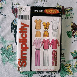 Puede incluir: Un sobre de patrón de costura Simplicity 7151 con ilustraciones de varios tops y pantalones en diferentes colores y estampados. El frente muestra el texto It's So Easy, el número de patrón 7151 y la talla A XS-XL con un código de barras.