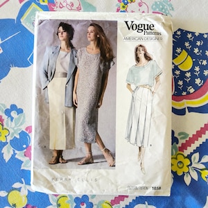 Puede incluir: Patrón de costura Vogue Patterns con diseños de Perry Ellis. El patrón incluye ilustraciones de ropa de mujer, incluyendo una blazer, un vestido y una falda. El número de patrón es 1858.