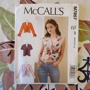 McCalls 7957 Komplett oklippt fabriksveck 2019 sömnadsmönster för midriff baring crop tops med mitttyg med vriden ärm, alternativ i flera storlekar