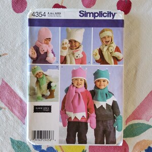 Pode incluir: Padrão de costura Simplicity 4354 com acessórios de inverno para crianças. O padrão inclui chapéus, cachecóis e luvas em vários estilos, incluindo desenhos de urso e coroa. O padrão é para todos os tamanhos.