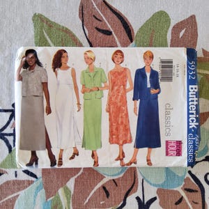 Puede incluir: Un sobre de patrón de costura Butterick vintage con ilustraciones de diseños de ropa de mujer. Los diseños incluyen vestidos, faldas y chaquetas en varios colores. El sobre está etiquetado como "classics" y "three hour".