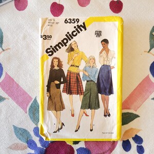 Puede incluir: Patrón de costura Simplicity vintage, talla 18, cintura 81 cm. El patrón presenta ilustraciones de faldas y tops para mujer. El patrón está en un paquete amarillo y blanco con el texto "Simplicity" y "Fuss Free Fit".