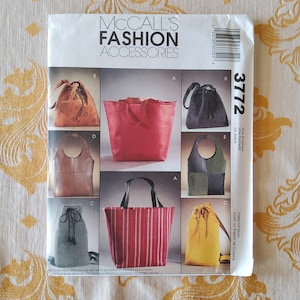 Puede incluir: Un patrón de costura para hacer seis bolsos diferentes. El patrón incluye instrucciones para hacer un bolso de mano, un bolso de cordón y un bolso hobo. El patrón es de McCall's Fashion Accessories y es el número 3772.