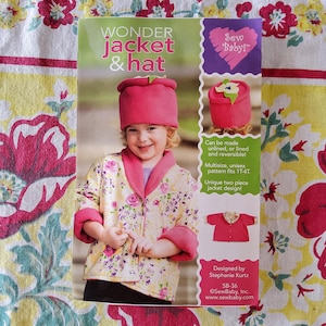 Può includere: Un modello di cucito intitolato "WONDER jacket & hat" con un bambino che indossa un cappello e una giacca rosa con un motivo floreale. Il modello è progettato da Stephanie Kurtz ed è per taglie 1T-4T.