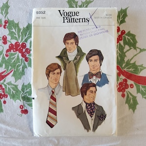 Peut inclure: Un patron de couture vintage Vogue Patterns illustrant quatre hommes. Le numéro du patron est 9352 et le prix est de 2,00 $. Le texte sur le patron indique "The Cloth World, All Pattern Sales Final, Refunds or Exchanges."